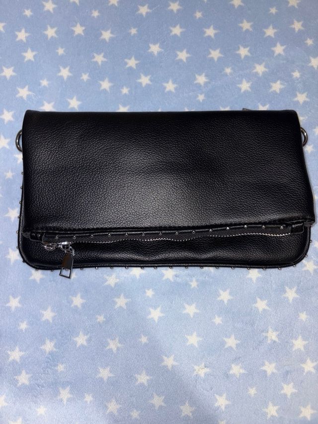 Borsa portafoglio nera con borchie e cerniera