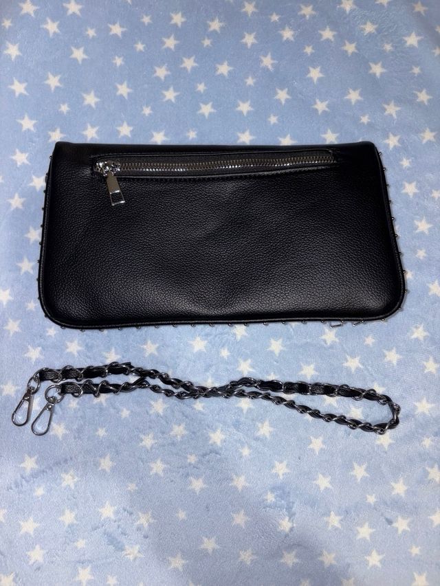 Borsa portafoglio nera con borchie e cerniera