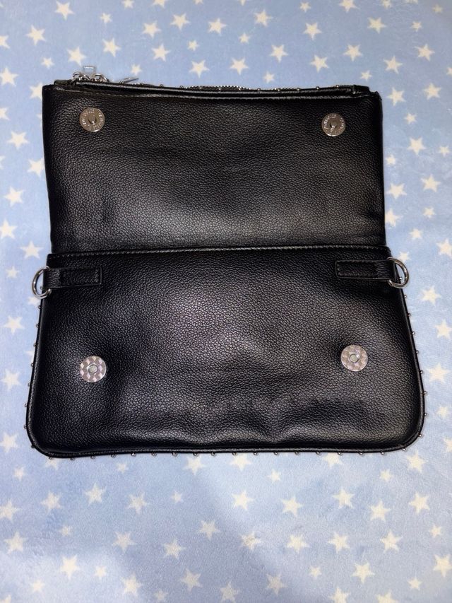 Borsa portafoglio nera con borchie e cerniera