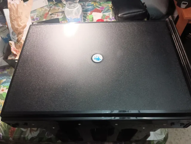 Papelera negra de plástico