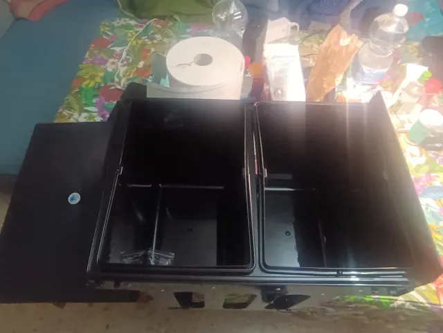 Papelera negra de plástico