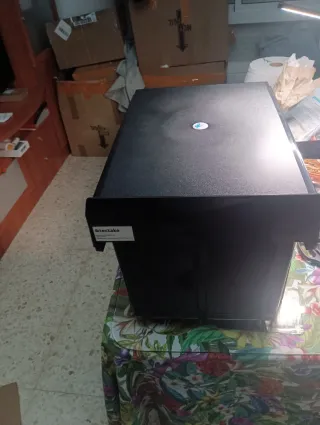 Papelera negra de plástico