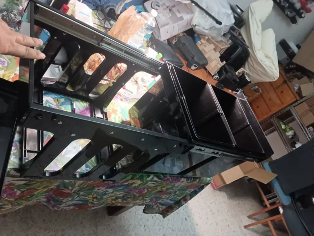 Papelera negra de plástico