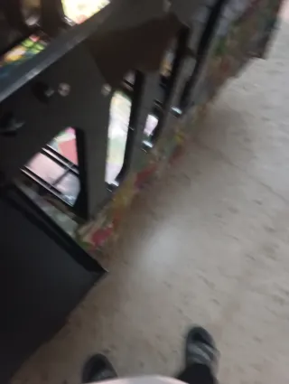 Papelera negra de plástico