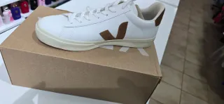 Zapatillas Veja Blancas y Marrones