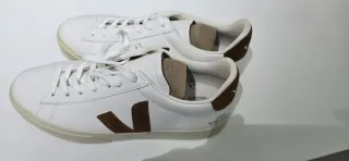 Zapatillas Veja Blancas y Marrones