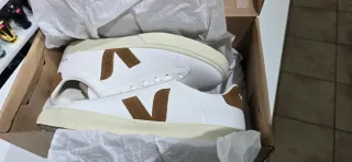 Zapatillas Veja Blancas y Marrones