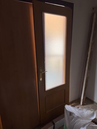 Puerta madera con cristal