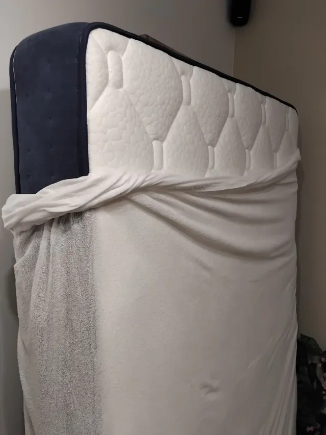 Colchón y base tapizada