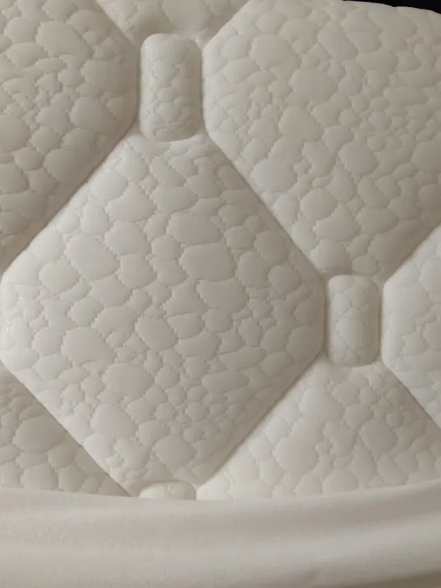 Colchón y base tapizada