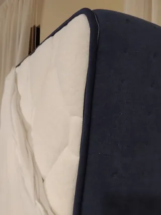 Colchón y base tapizada