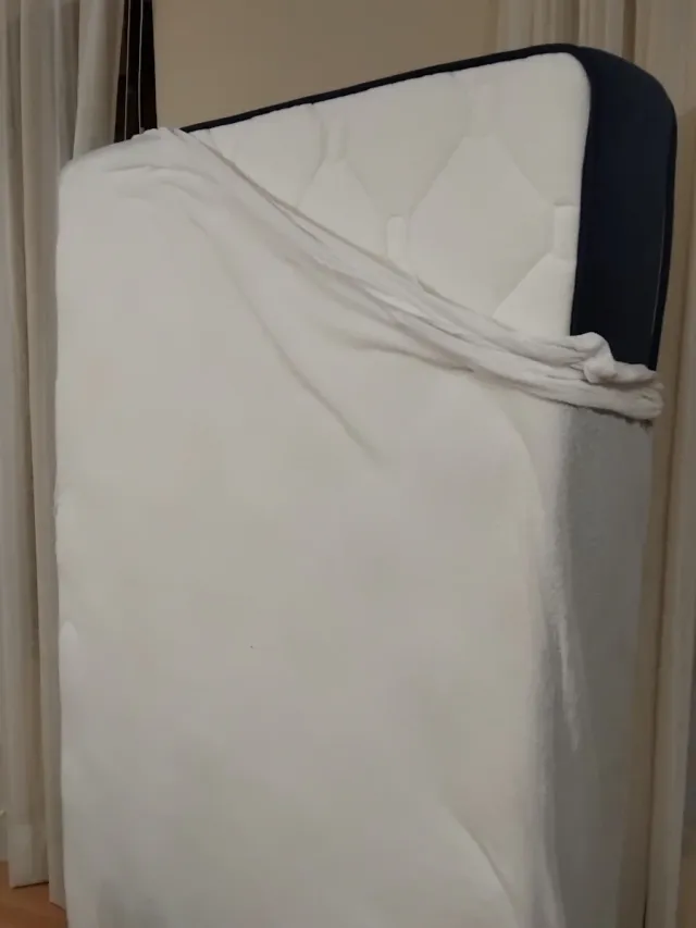 Colchón y base tapizada