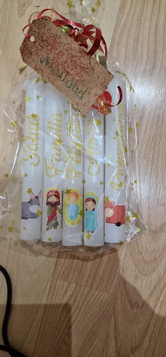 Velas decorativas doradas y blancas