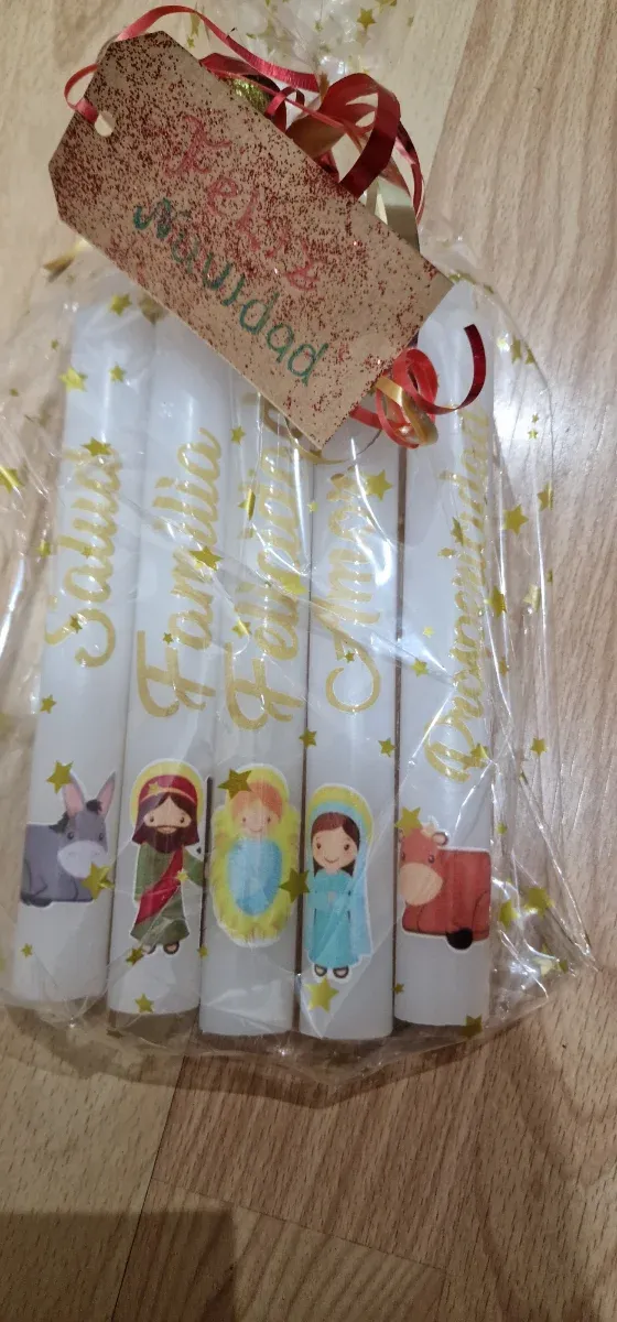 Velas decorativas doradas y blancas