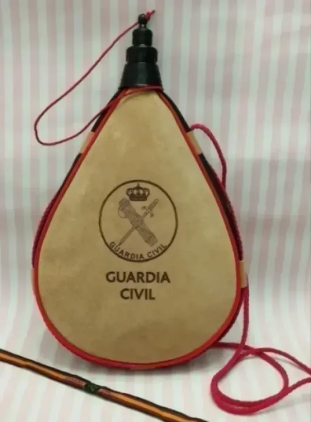 OFERTA: BOTA VINO GC 1L Y MEDIO + REGALO PULSERA