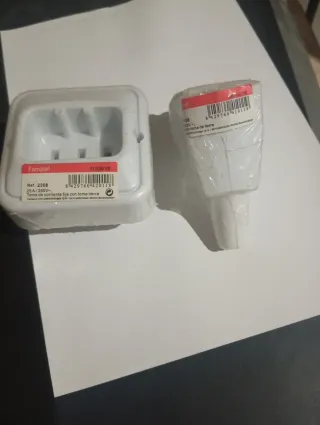 Enchufe Famatel con toma de tierra