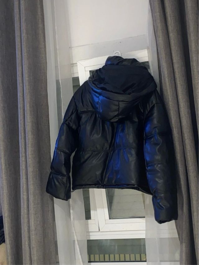 Chaquetón de cuero negro con capucha Talla XL