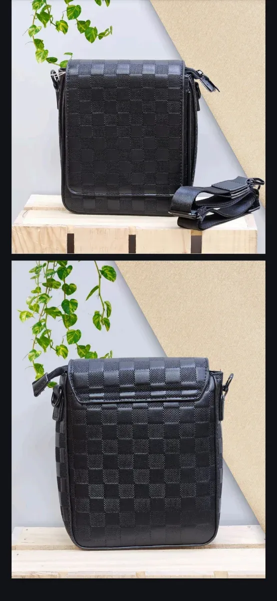 Bandolera negra con diseño a cuadros