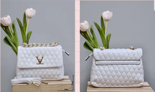 Bolso blanco con detalles dorados. Bolso negro