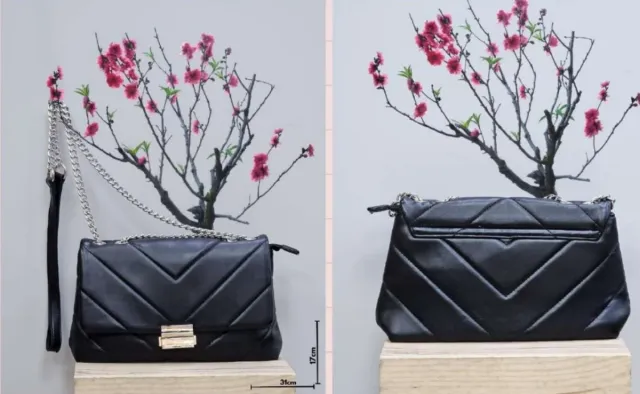 Bolso blanco con detalles dorados. Bolso negro