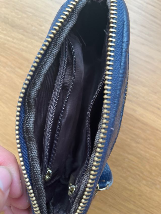 Cartera de mano piel azul marino