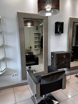 Tocador con espejo y sillón.