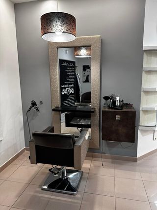 Tocador con espejo y sillón.