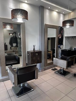 Tocador con espejo y sillón.