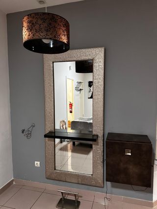 Tocador con espejo y sillón.