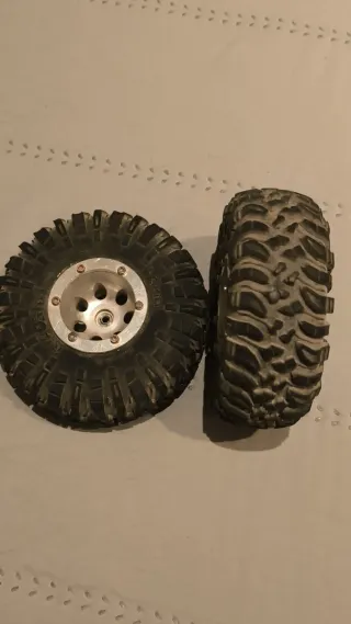 4 Ruedas Crawler 2.2 Axial Ripsaw sin las llantas
