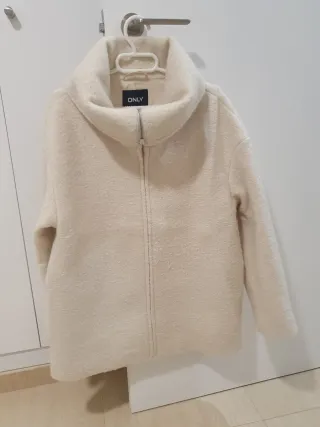 Abrigo ONLY boucle beige