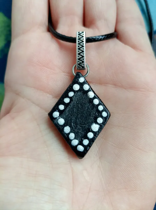 Colgante artesanal rombo blanco y negro