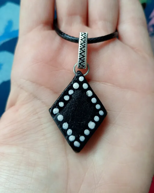 Colgante artesanal rombo blanco y negro