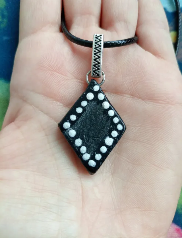 Colgante artesanal rombo blanco y negro