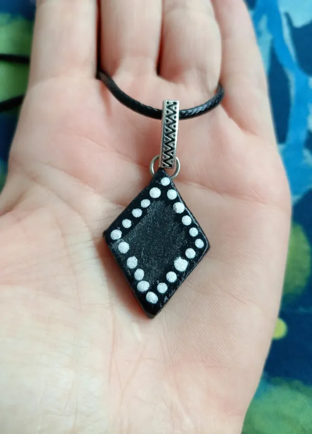 Colgante artesanal rombo blanco y negro
