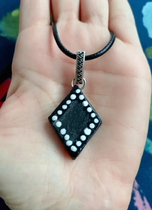 Colgante artesanal rombo blanco y negro