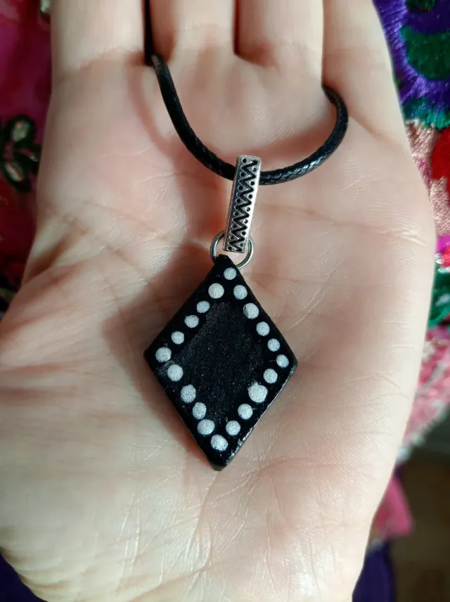 Colgante artesanal rombo blanco y negro