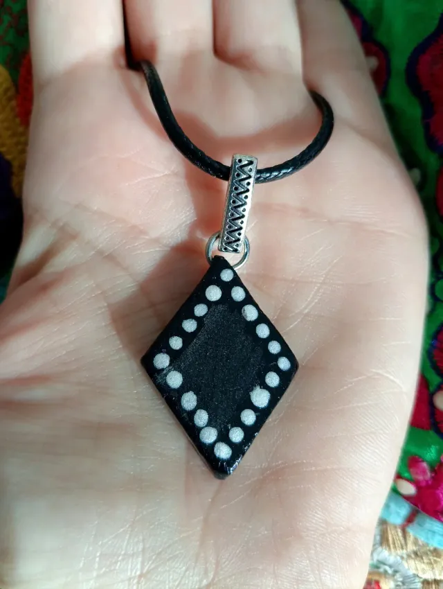 Colgante artesanal rombo blanco y negro