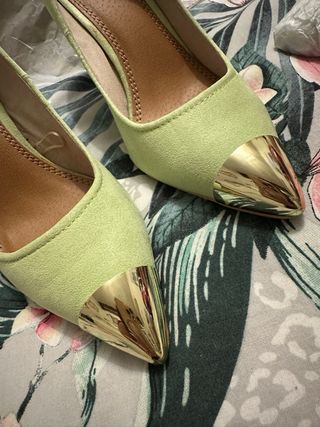 Tacones verdes lima con puntera dorada T.37