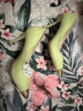 Tacones verdes lima con puntera dorada T.37