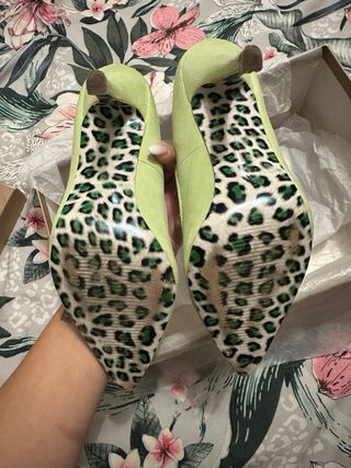 Tacones verdes lima con puntera dorada T.37