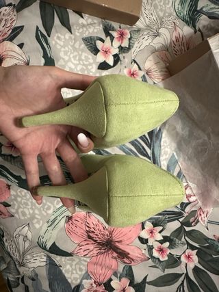 Tacones verdes lima con puntera dorada T.37