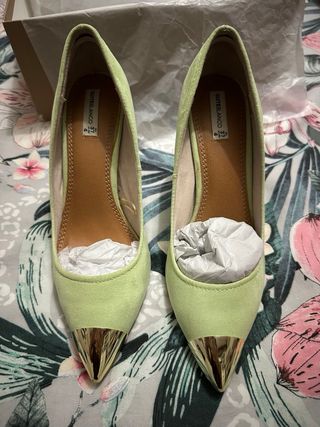 Tacones verdes lima con puntera dorada T.37