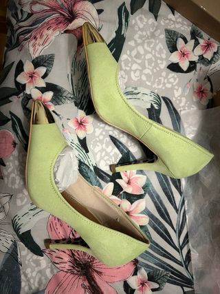 Tacones verdes lima con puntera dorada T.37