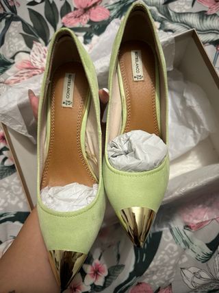 Tacones verdes lima con puntera dorada T.37