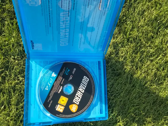 Guitar Hero Live PS4 con chitarra