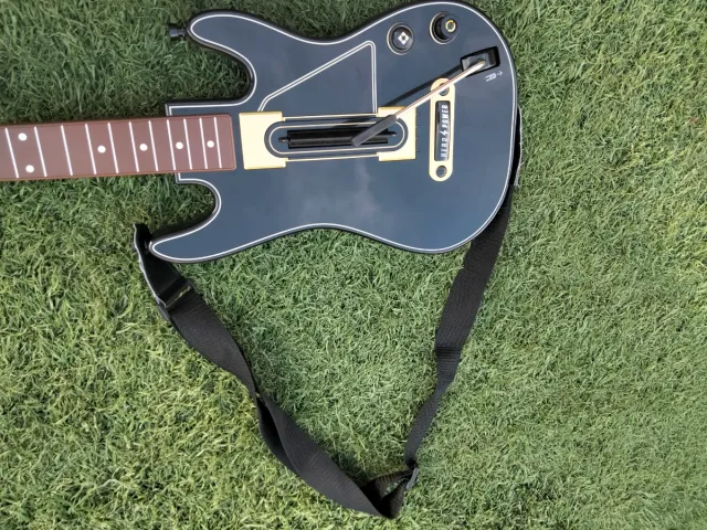 Guitar Hero Live PS4 con chitarra