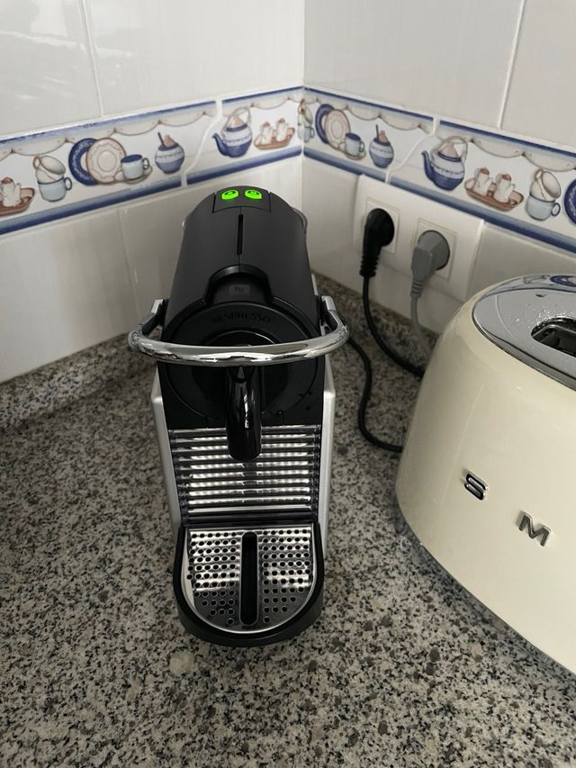 Cafetera Nespresso Pixie Silver