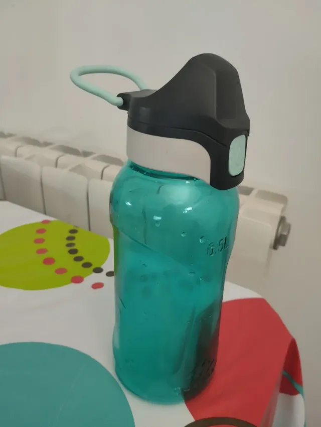 Botella agua plástico resistente