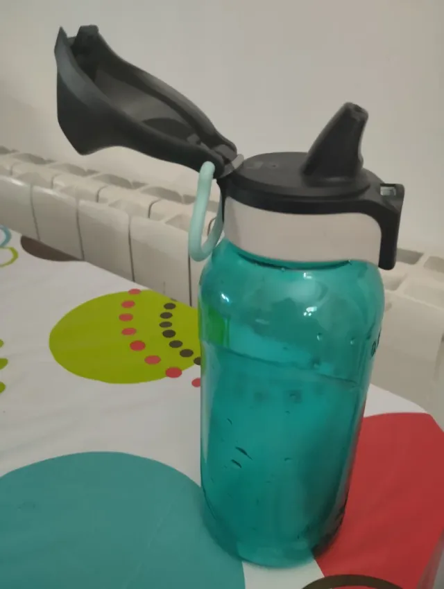 Botella agua plástico resistente